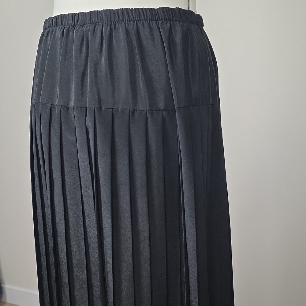 Vintage Black Pleated Midi Skirt β Elastic Waistband β Elegant Classic Style - Picture 2 of 9